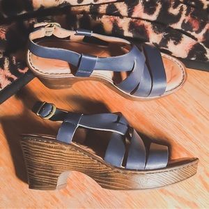 BORN NEW Midnight blue Platform sandals size 6